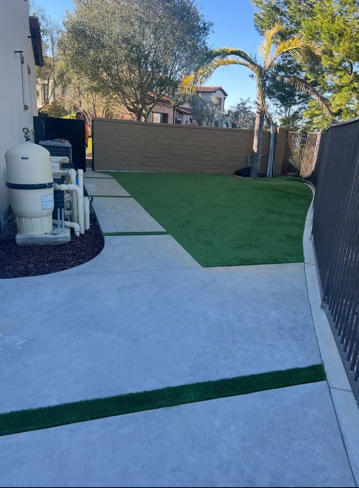 Mejoras en jardines con césped artificial y concreto, servicios de jardinería y paisajismo en J B Sanchez Landscaping en México.