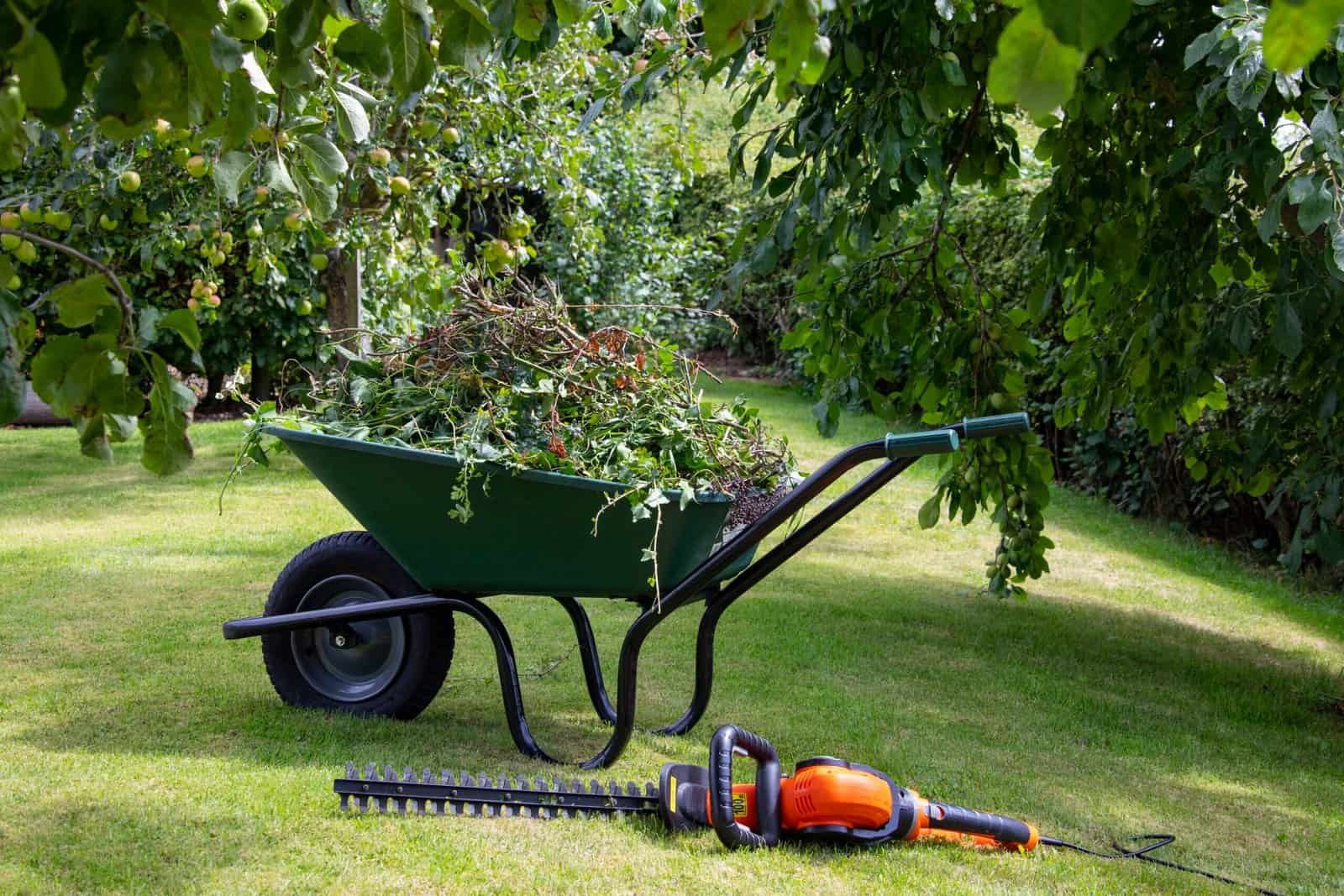 C2564F5256 - Trituradora de poda y jardín con carrito, herramienta de jardinería para paisajismo, mantenimiento de césped, limpieza de ramas, ideales para servicios de jardinería profesional y residencial.